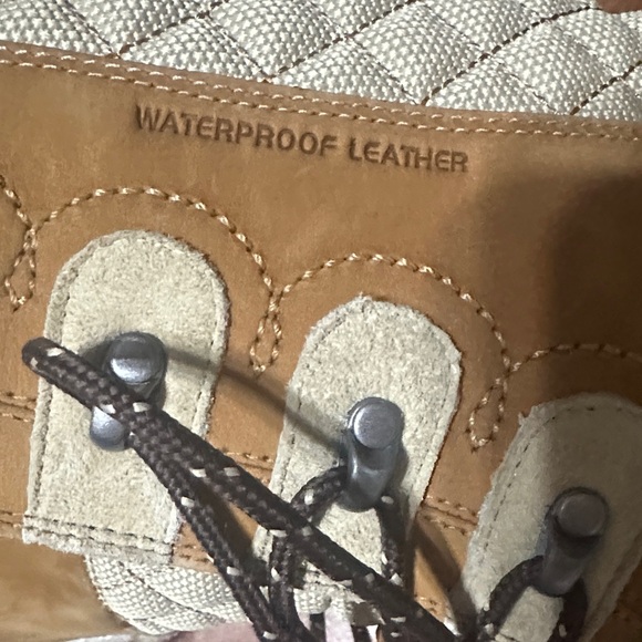 Helly Hansen Tan and Brown Fur-Lined Boots - Picture 6 of 6